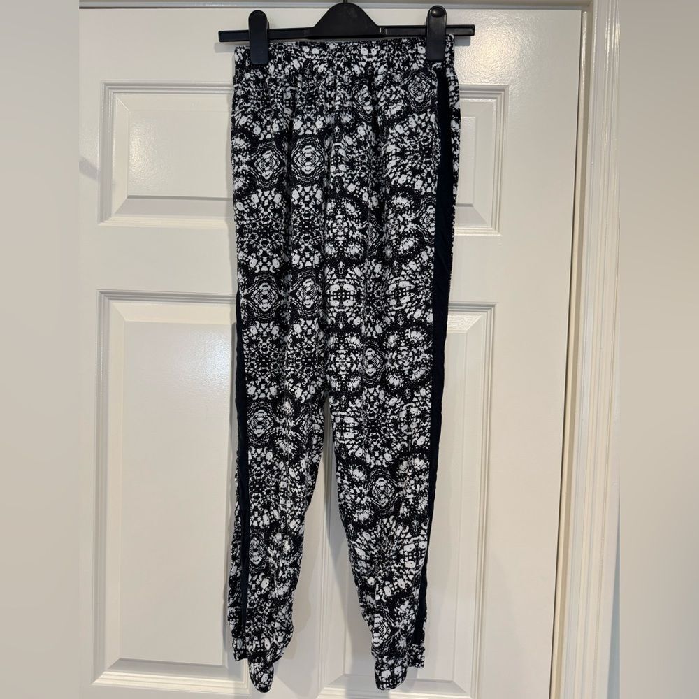 Black & White Patterned Women's Abercrombie & Fitch jogger Traveler pants XS
